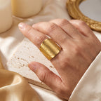 Anillo de San Benito ajustable en dorado, puesto en la mano