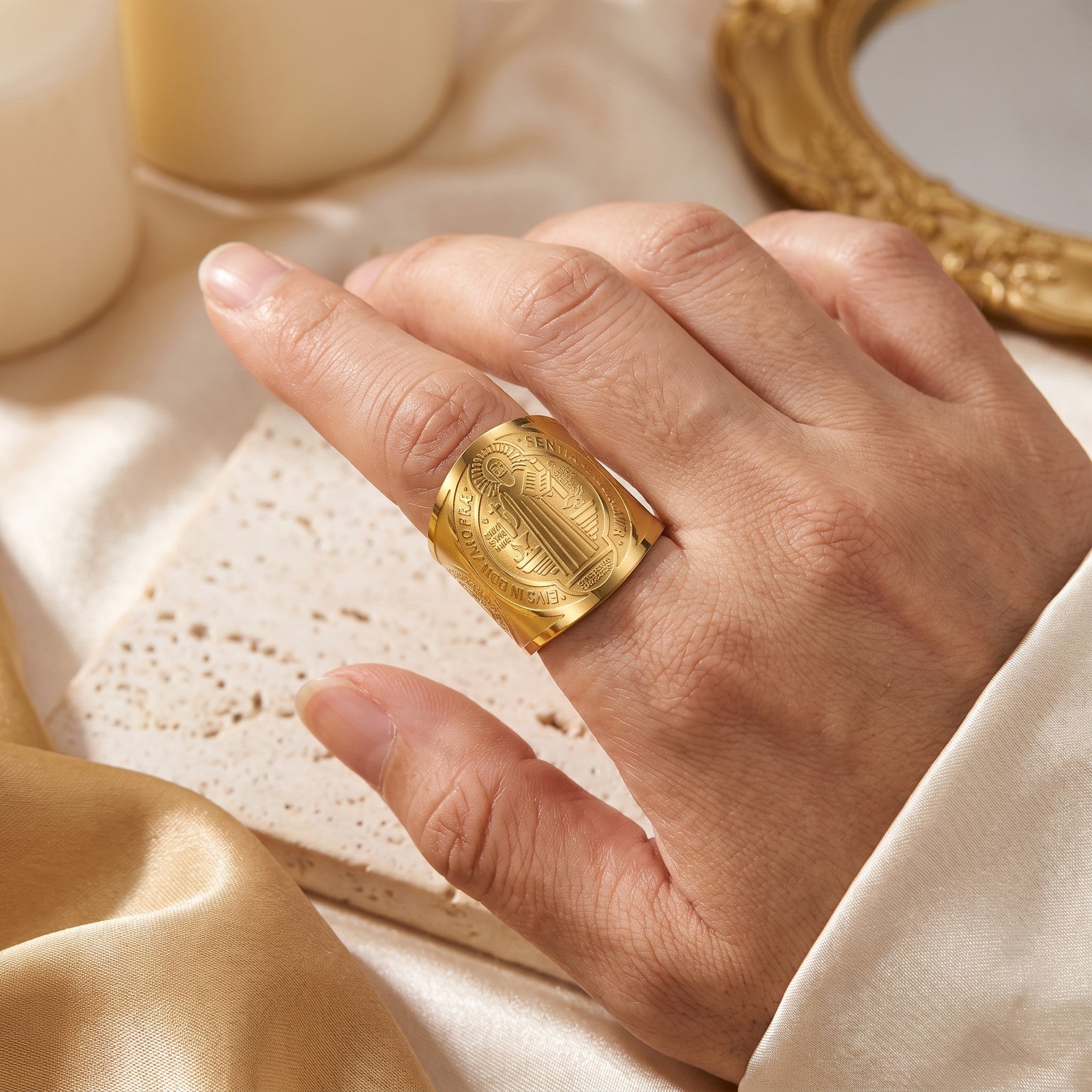 Anillo de San Benito ajustable en dorado, puesto en la mano