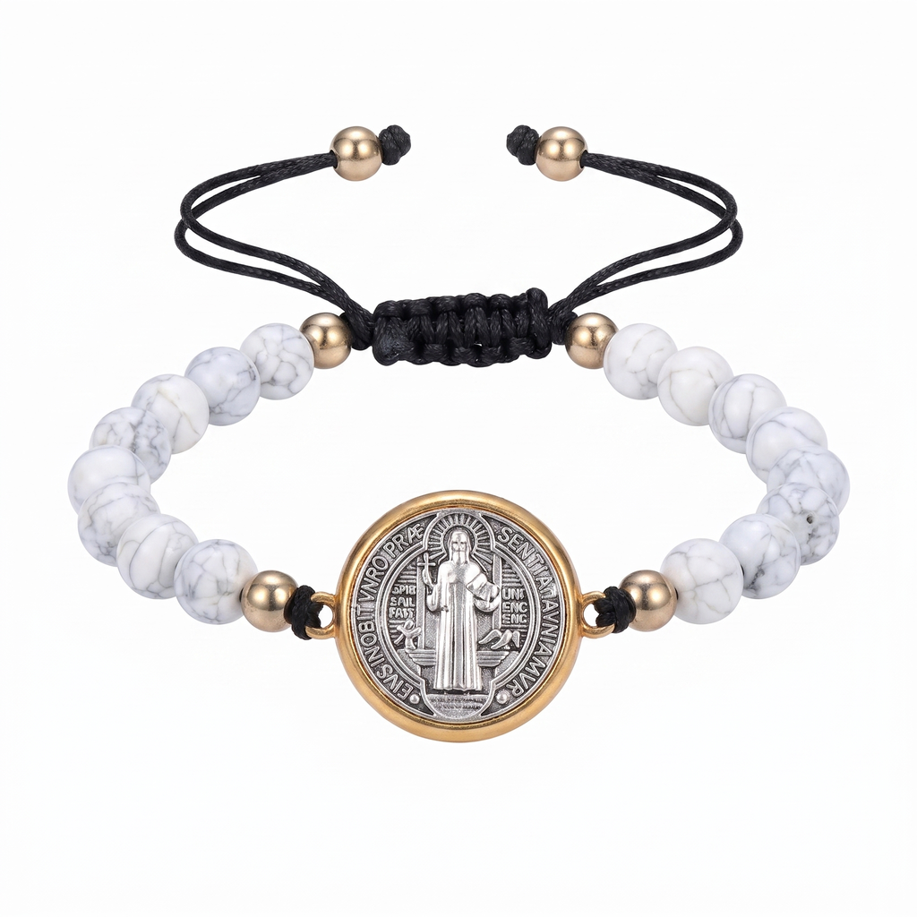 Pulsera de San Benito en blanco — vista completa con medalla de protección
