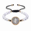 Pulsera de San Benito en blanco — vista completa con medalla de protección