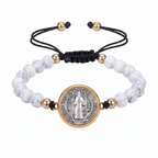 Pulsera de San Benito en blanco — vista completa con medalla de protección