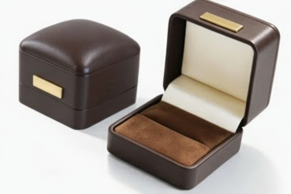 Caja de regalo acolchada marrón para anillos y pendientes — Corazón Santo