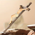 Crucifijo de Jesus en Resina: Simbolo de Fe y Proteccion — detalle de resina de cerca