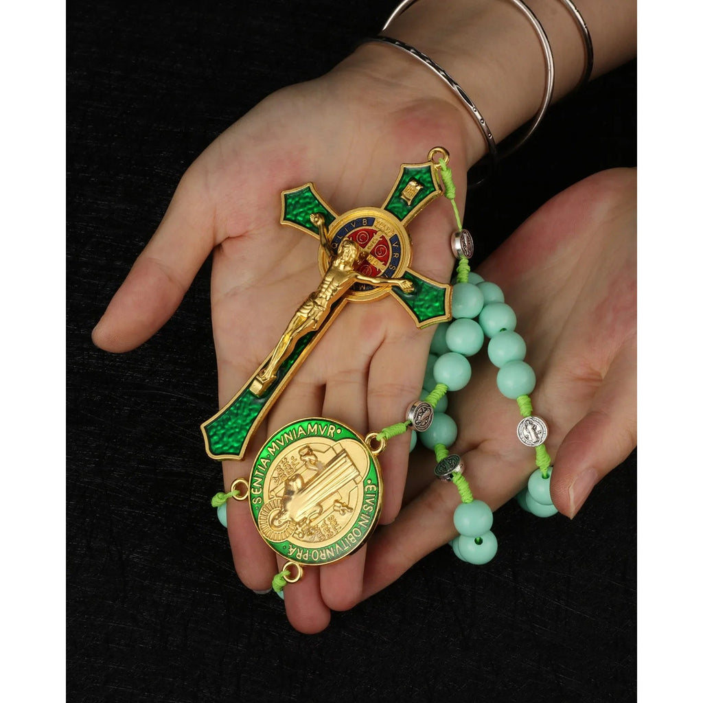 Rosario San Benito Multicolor - Cruz y Medalla Tradicional — rosario devocional en uso