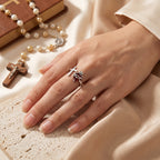 Anillo del Sagrado Corazón de Jesús ajustable, en la mano junto a un rosario