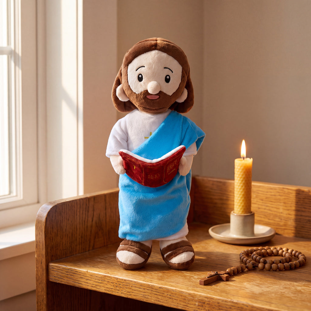 Peluche de Jesús con la Biblia junto a una vela y un rosario de madera