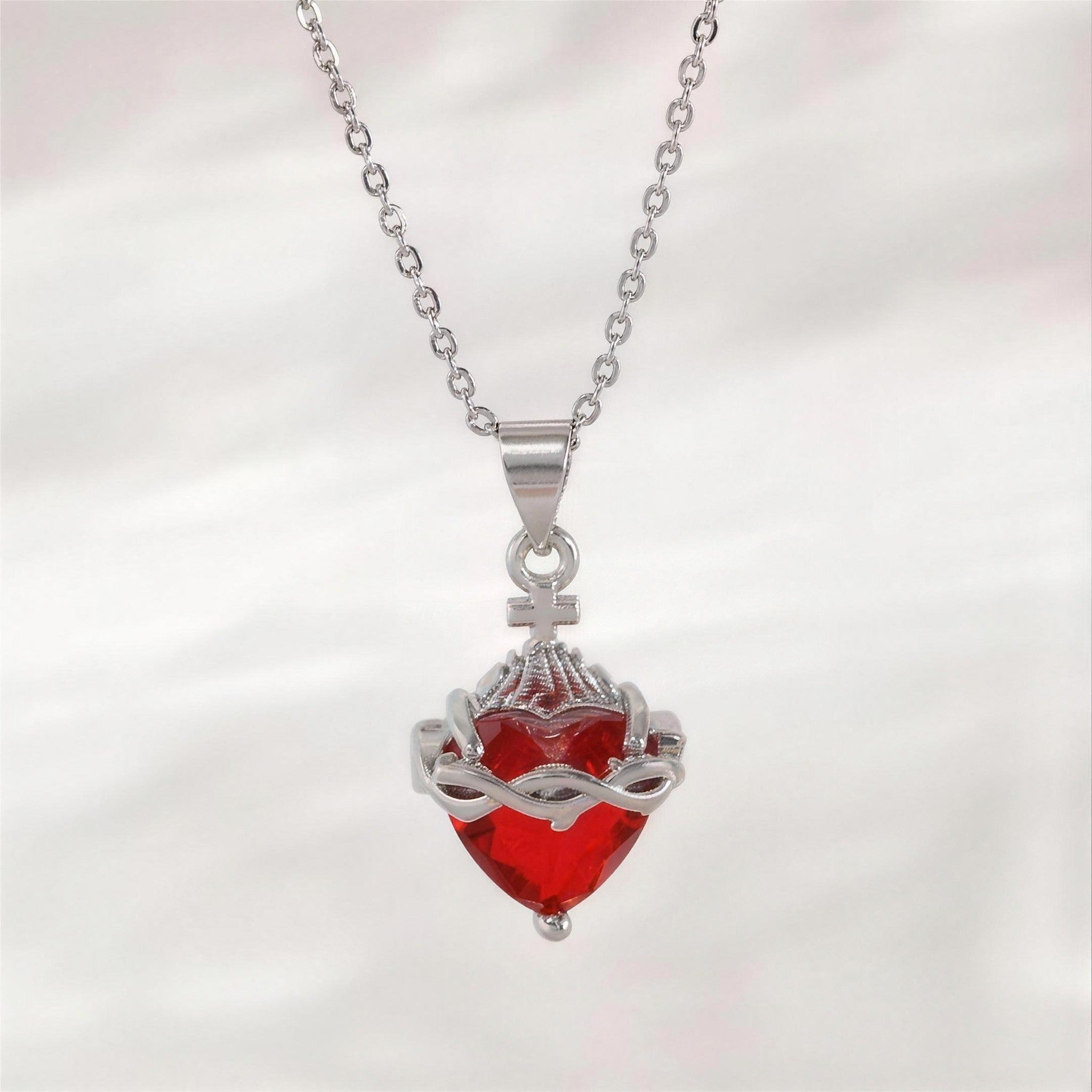 Detalle del colgante del Sagrado Corazón de Jesús con zirconia roja