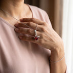 Colgante del Sagrado Corazón de Jesús en la mano, con pulsera a juego