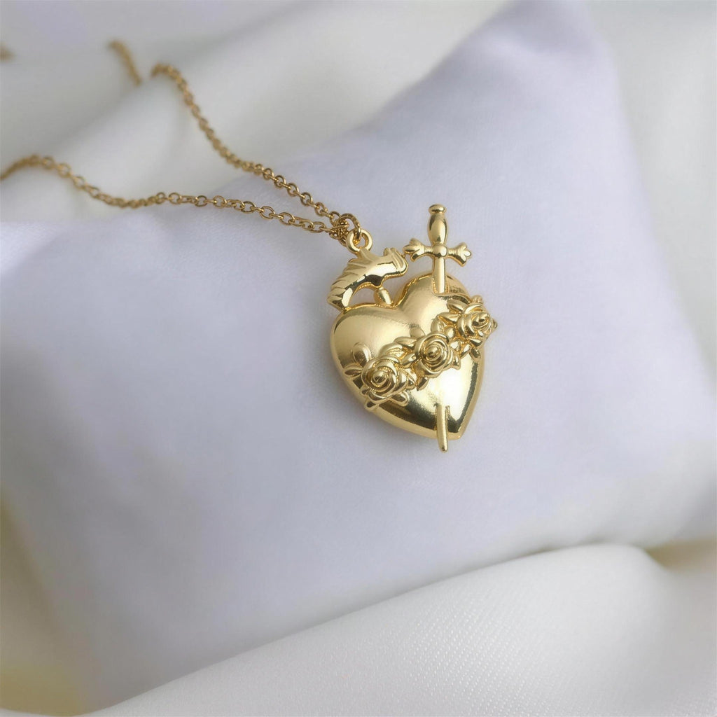 Detalle del colgante dorado del Inmaculado Corazón de María sobre tela