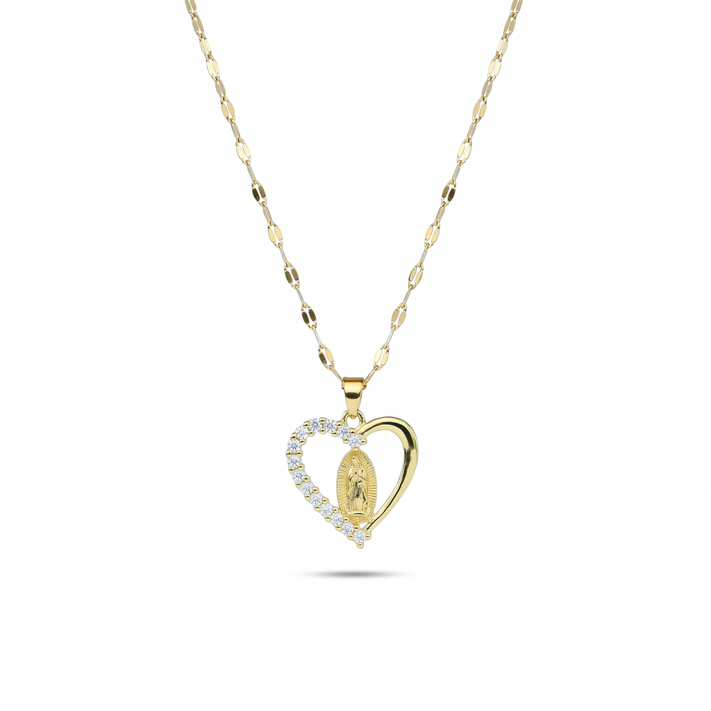 Collar de la Virgen de Guadalupe: colgante de corazón calado con circonias y cadena dorada sobre fondo blanco — vista completa
