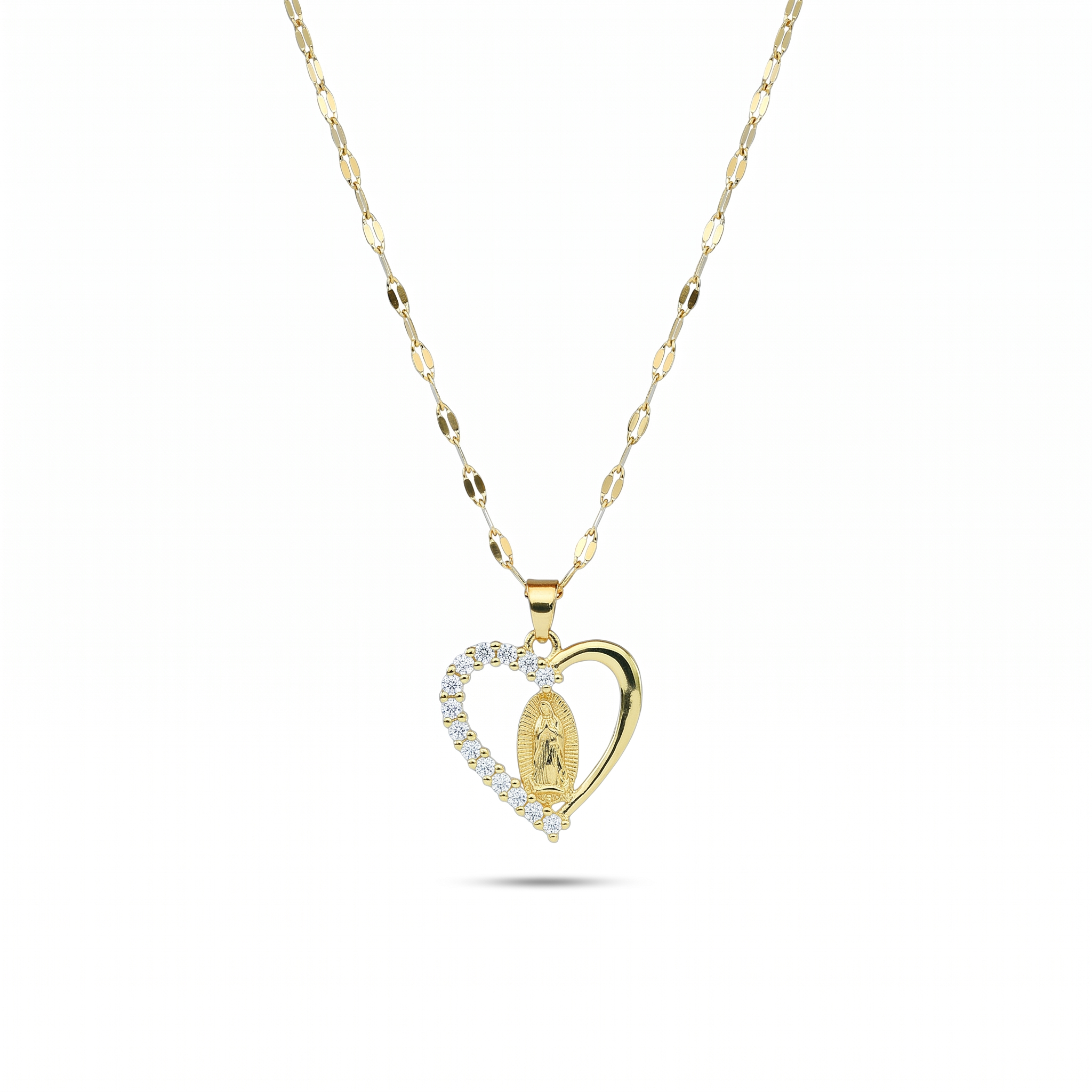 Collar de la Virgen de Guadalupe: colgante de corazón calado con circonias y cadena dorada sobre fondo blanco — vista completa