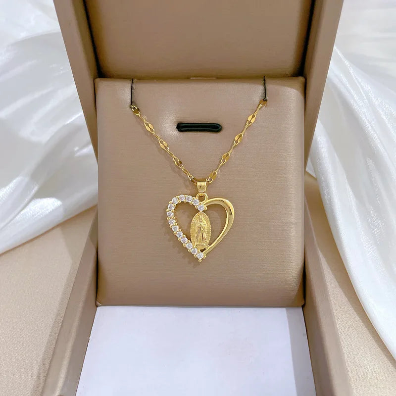 Collar de la Virgen de Guadalupe presentado en su estuche de regalo — vista frontal