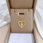 Collar de la Virgen de Guadalupe presentado en su estuche de regalo — vista frontal