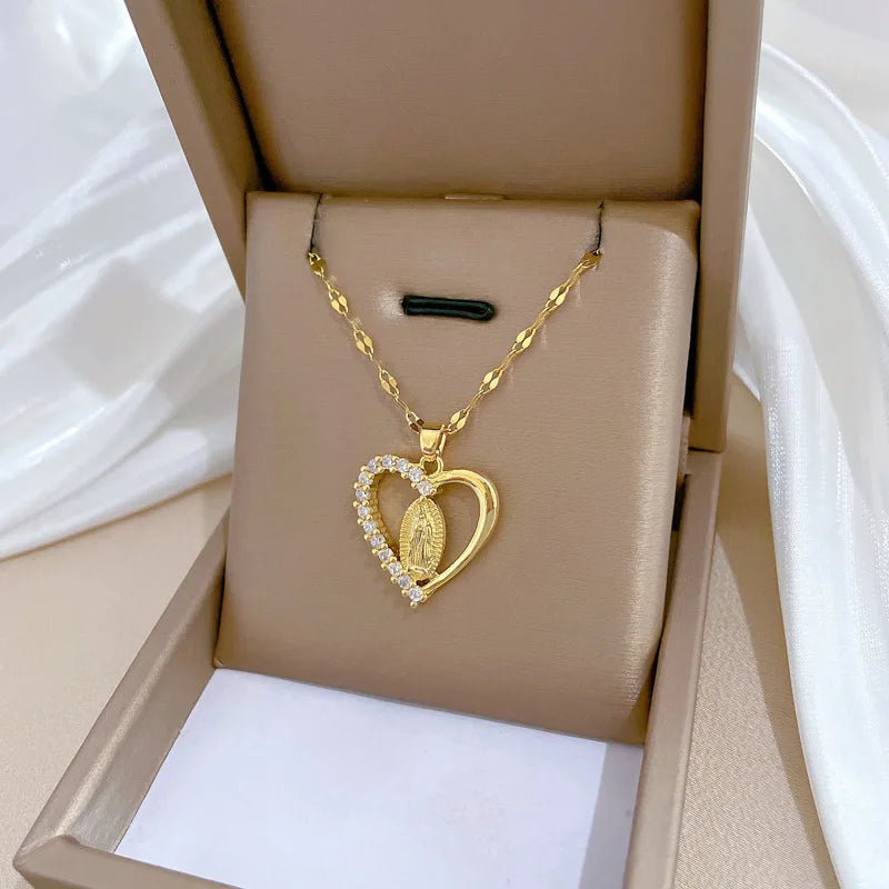 Collar de la Virgen de Guadalupe en corazón calado dorado, vista en ángulo dentro del estuche