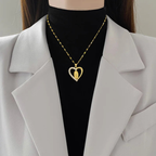 Collar de la Virgen de Guadalupe puesto en el cuello, estilo cotidiano con blazer claro