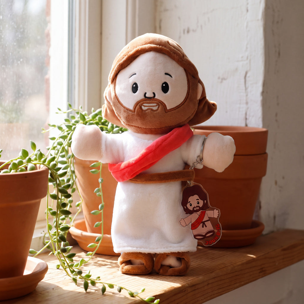 Peluche de Jesús con su llavero en el alféizar de la ventana