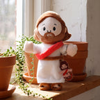 Peluche de Jesús con su llavero en el alféizar de la ventana
