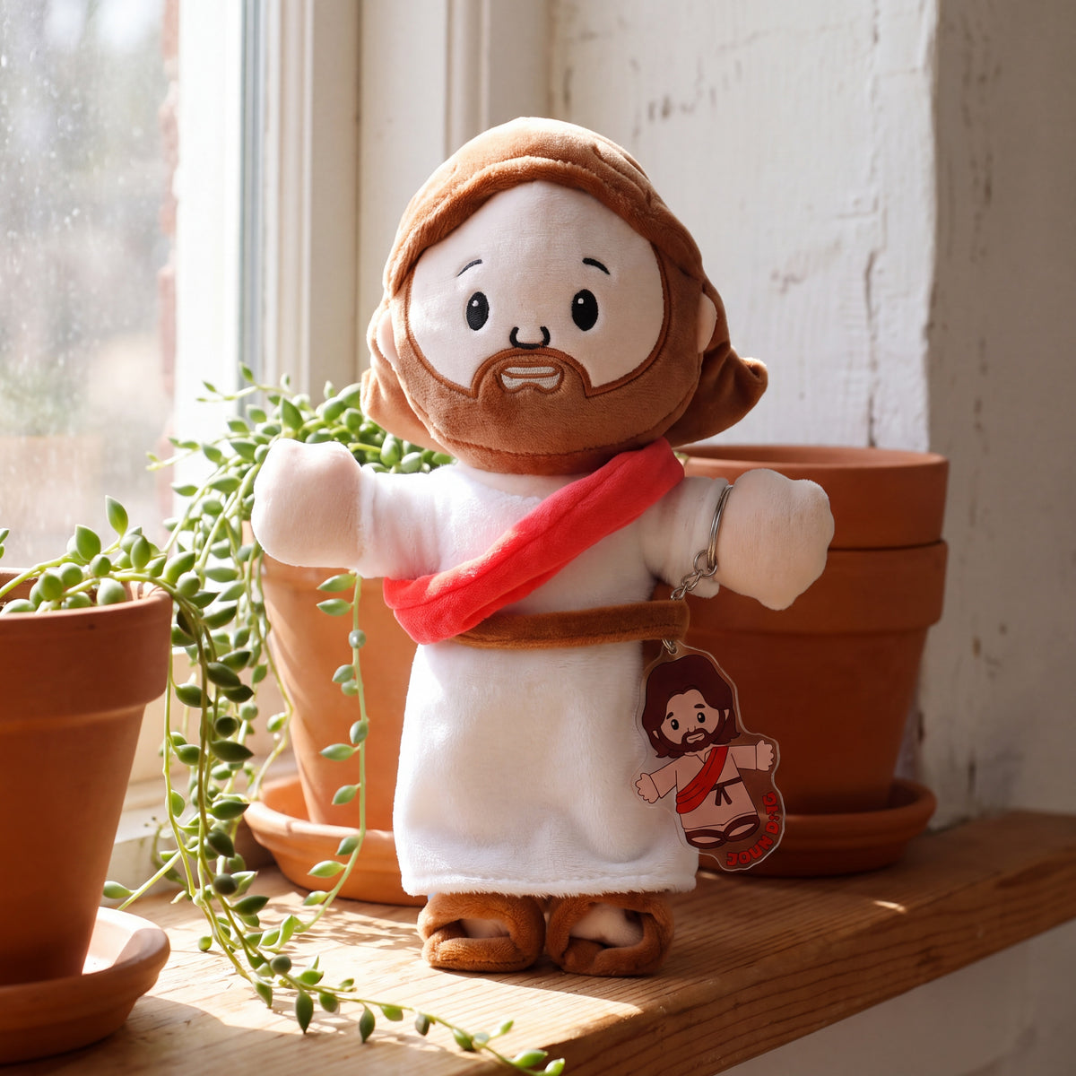 Peluche de Jesús con su llavero en el alféizar de la ventana
