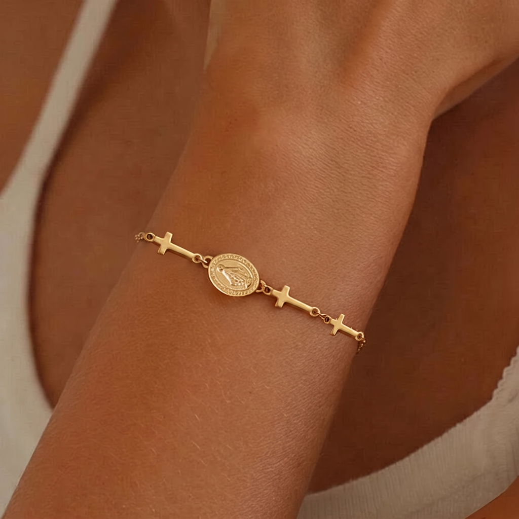 Mujer con la pulsera de la Medalla Milagrosa en dorado en la muñeca — uso devocional