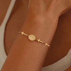 Mujer con la pulsera de la Medalla Milagrosa en dorado en la muñeca — uso devocional