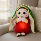 Peluche de la Virgen de Guadalupe con luz cálida en el sofá de casa