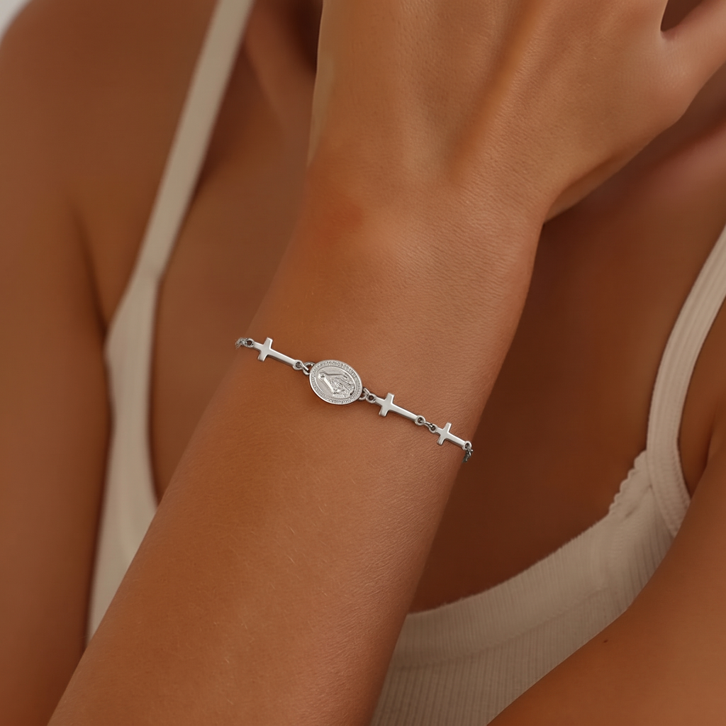 Mujer con la pulsera de la Medalla Milagrosa en plata en la muñeca — uso devocional