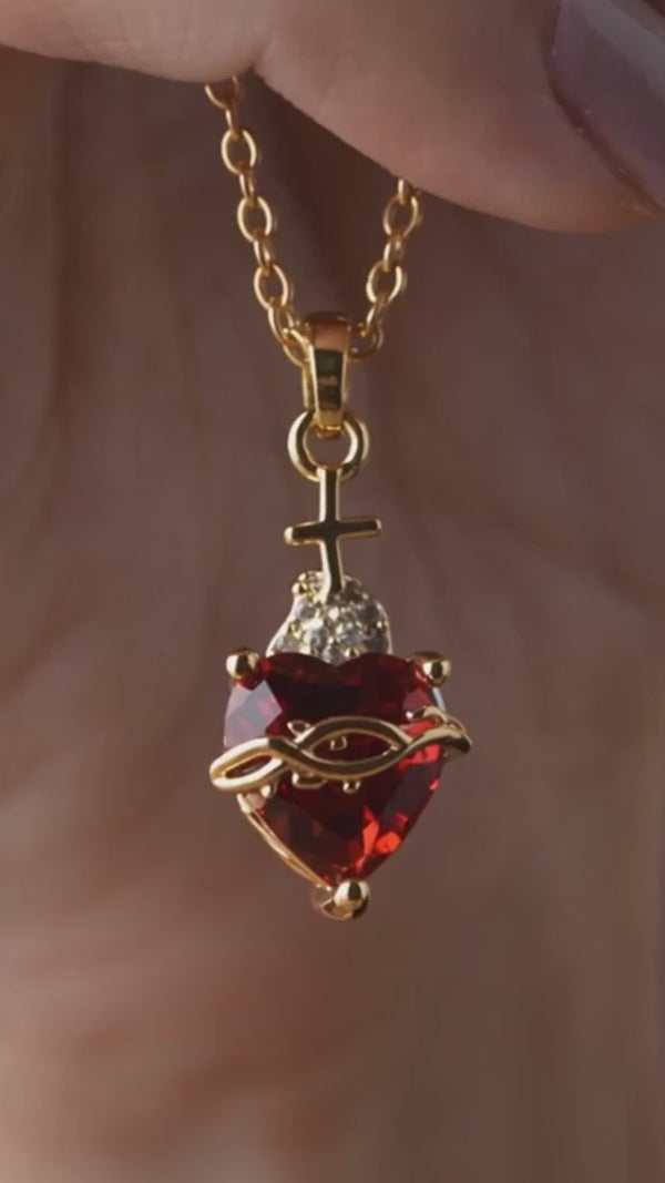 Corazon Santo - Primer plano del collar del Sagrado Corazon de Jesus en el cuello