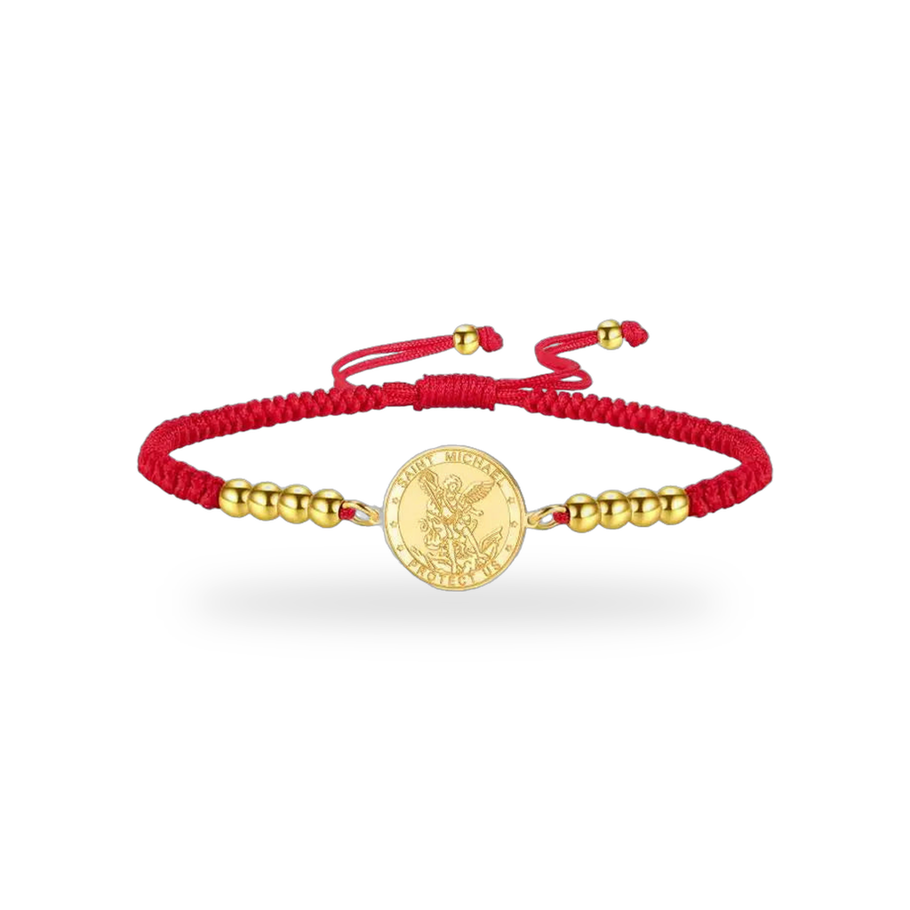 Pulsera de San Miguel Arcángel en acero dorado con cordón rojo trenzado — vista completa