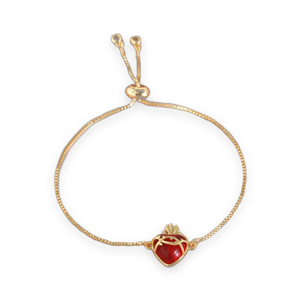 Pulsera del Sagrado Corazón de Jesús: corazón de cristal rojo con corona de espinas y llama dorada en cadena fina — vista completa sobre fondo blanco