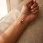Pulsera del Sagrado Corazón de Jesús puesta en la muñeca, pieza delicada para uso diario