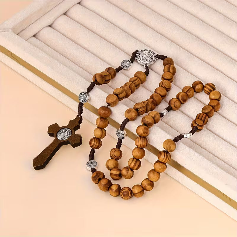 Rosario de Madera y Cruz Negra — presentacion de regalo devocional