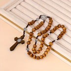 Rosario de Madera y Cruz Negra — presentacion de regalo devocional